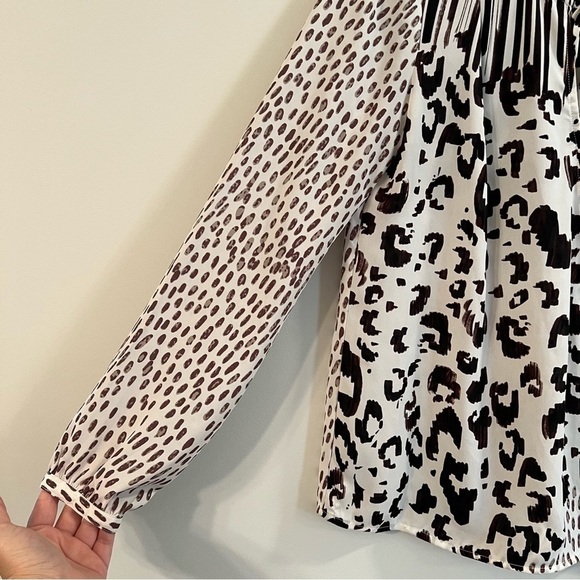 Women’s CAbi black leopard printed long sleeve crossover faux wrap blouse sz XS - Picture 2 of 4